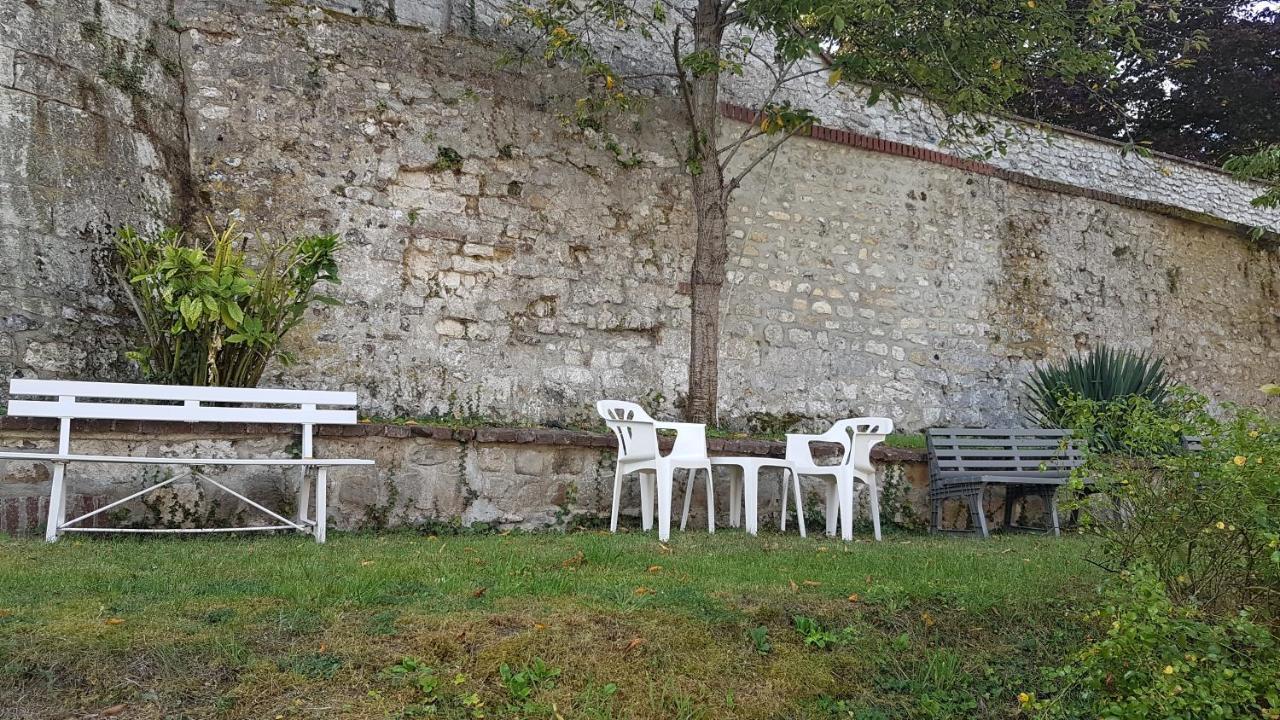 Hotel De La Tour Pont-de-l'Arche Exterior photo