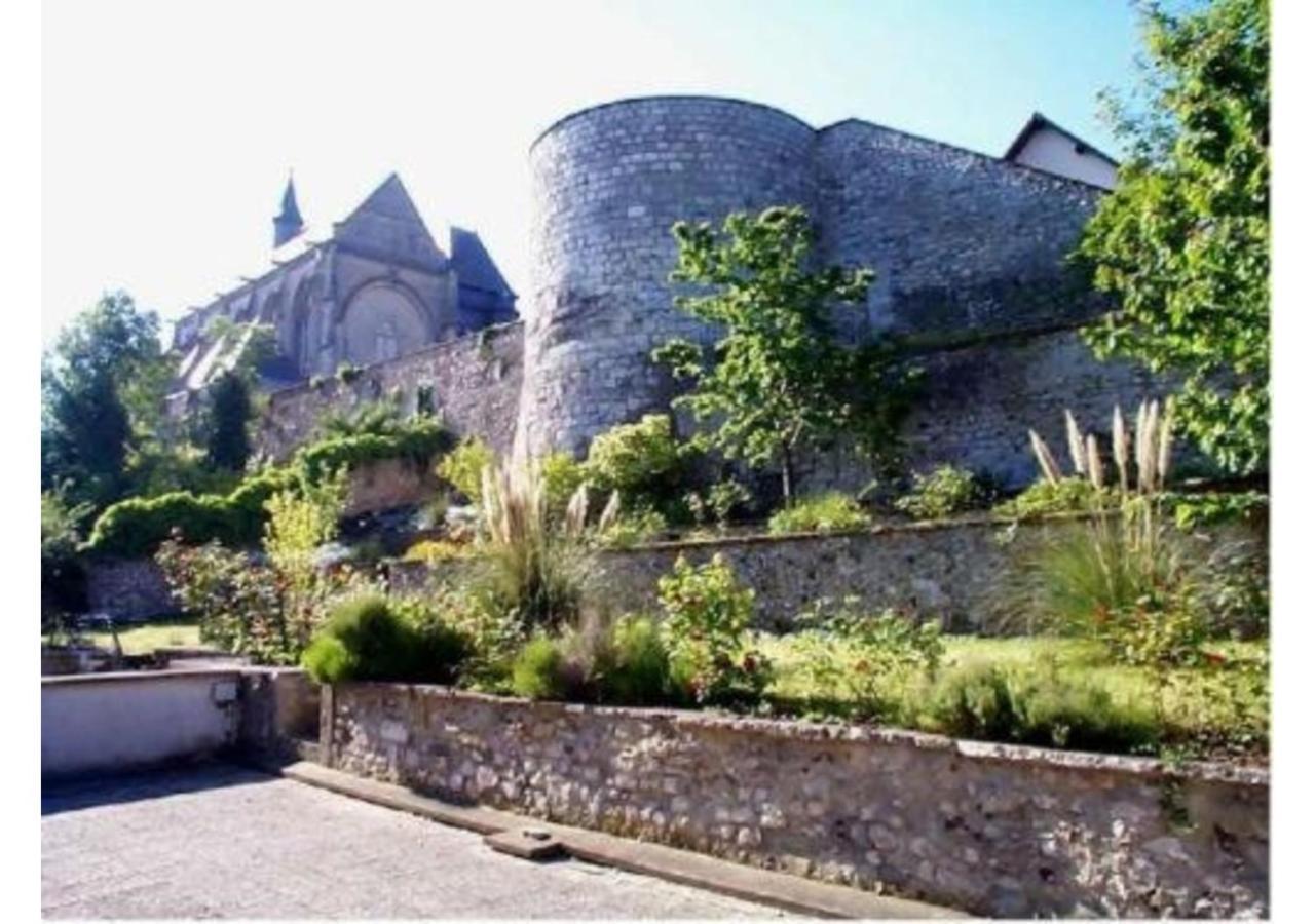 Hotel De La Tour Pont-de-l'Arche Exterior photo