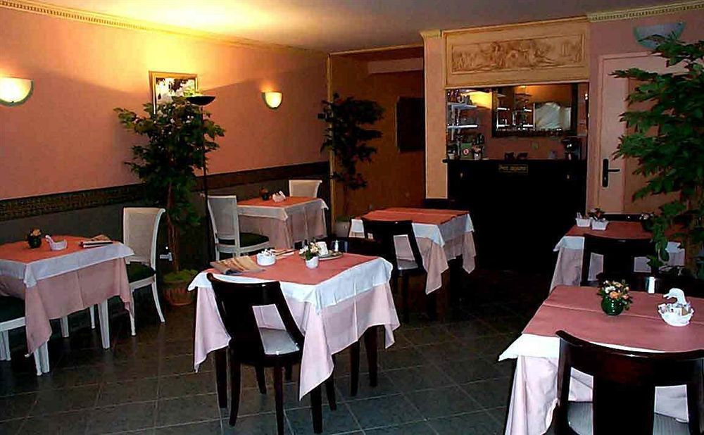 Hotel De La Tour Pont-de-l'Arche Exterior photo